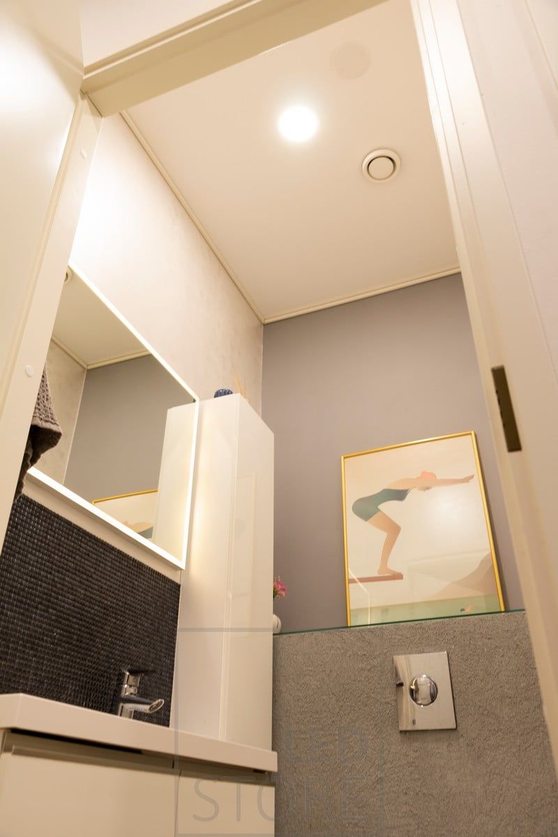A plafond in the toilet space illuminating the space with uniform general lighting. Ledstore.fi